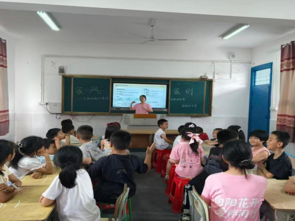 数字赋能传家风 温情守护润童心 ——湖南女子学院实践团队赴直荀学校开展主题实践