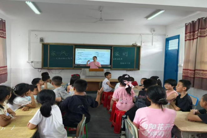 数字赋能传家风 温情守护润童心 ——湖南女子学院实践团队赴直荀学校开展主题实践
