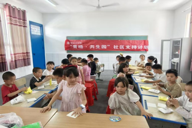 非遗面塑进课堂 ，湖南女子学院实践团队赴直荀学校开展交通安全主题实践