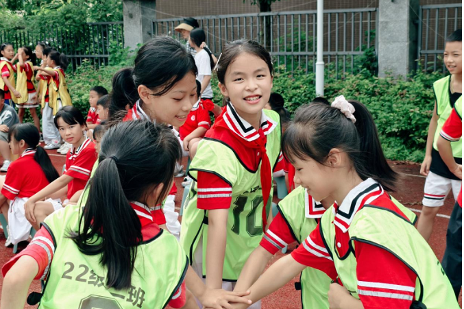 衡阳市石鼓区江霞小学举办首届足球节，一群小将踢出最燃夏天