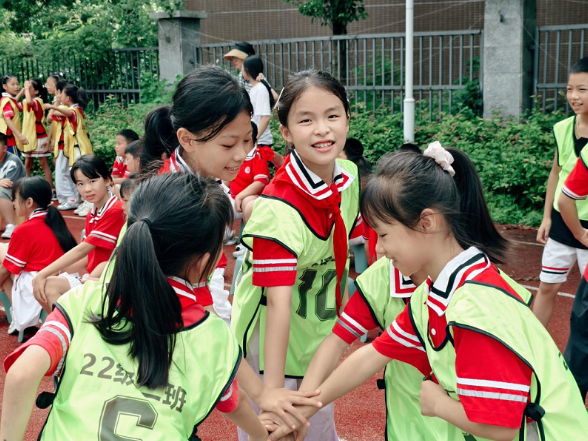 衡阳市石鼓区江霞小学举办首届足球节，一群小将踢出最燃夏天