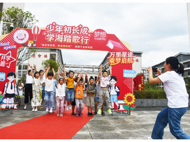 江永：多彩报到日  喜迎新学期