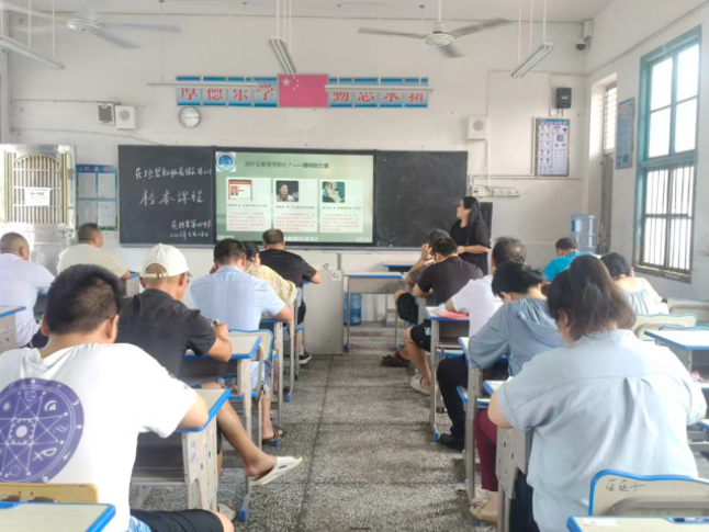 花垣县第四中学：润心淬技强素养 智赋课堂启新程 