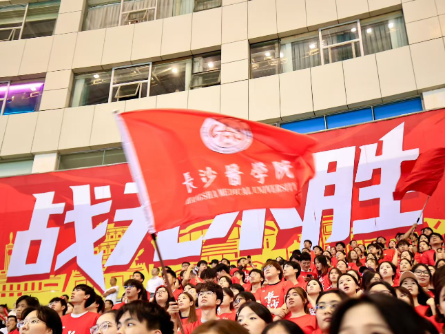 长沙医学院：青春志愿者燃情“湘超”赛场