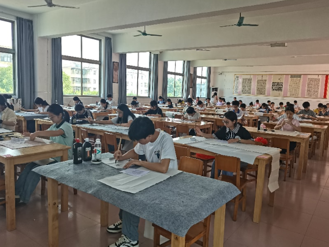 宜章：50名少年同台挥毫，以笔墨传承中华优秀传统文化