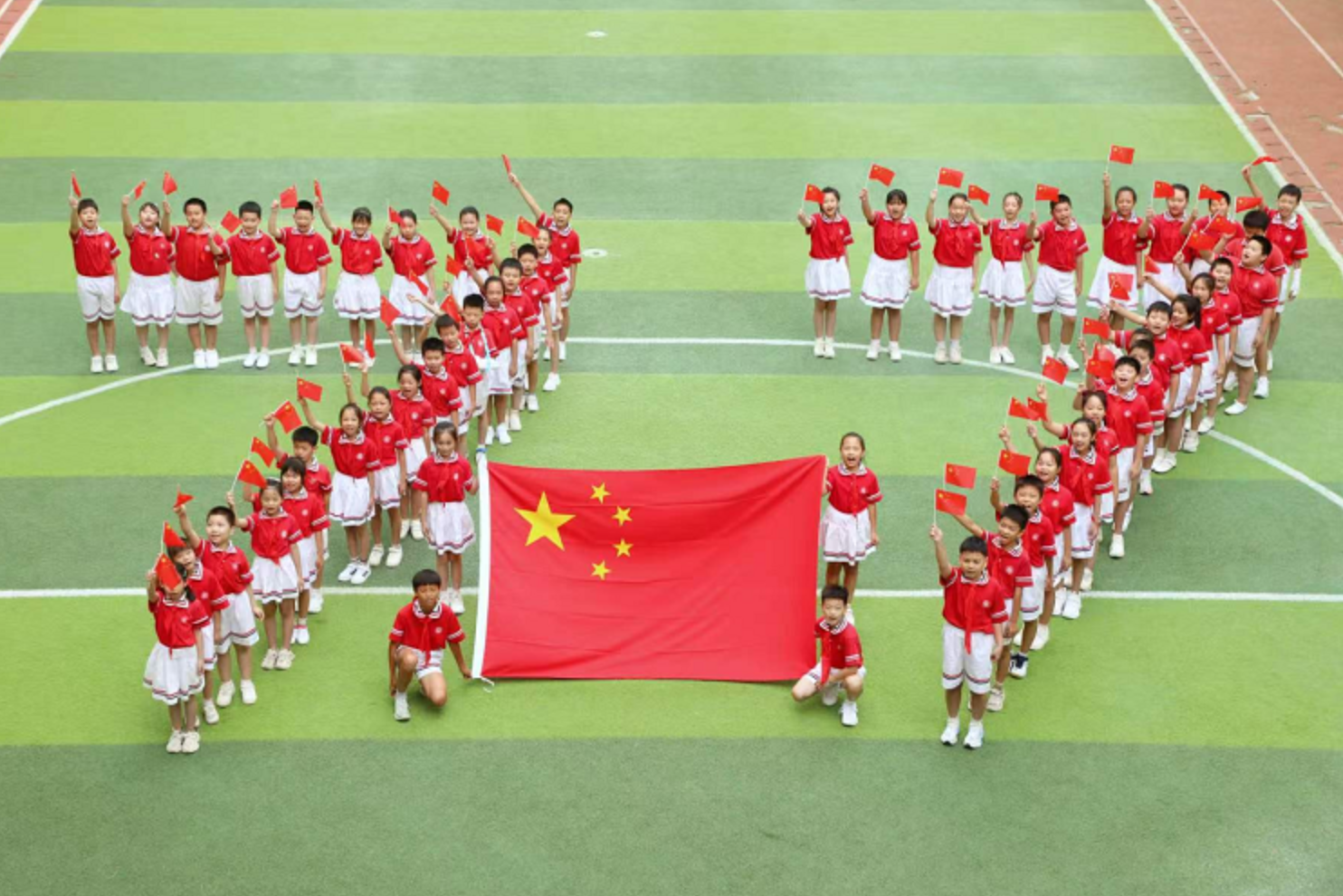衡阳市石鼓区学子花式向祖国告白