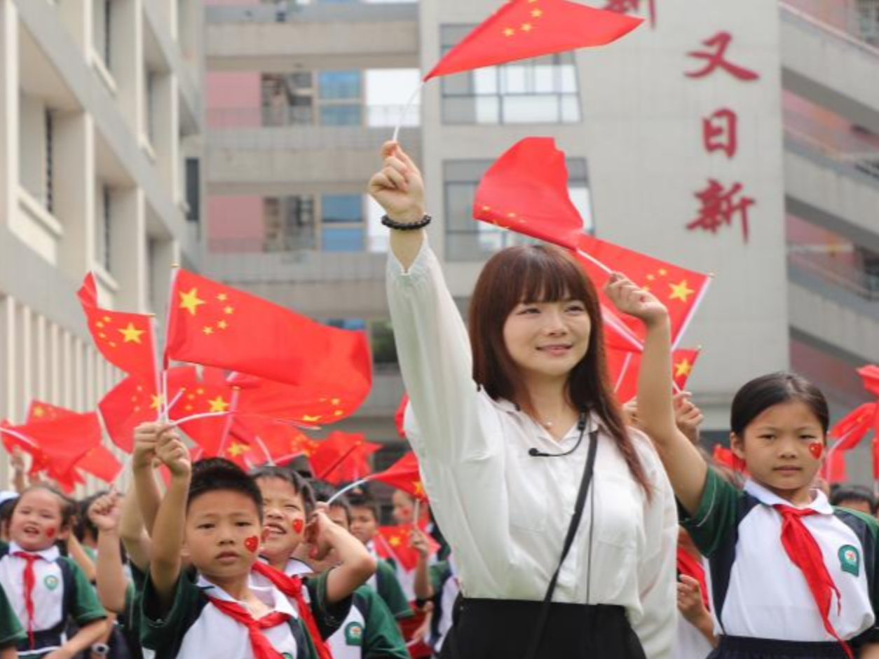 衡阳蒸湘区华新小学：向国旗敬礼 红歌传唱迎国庆