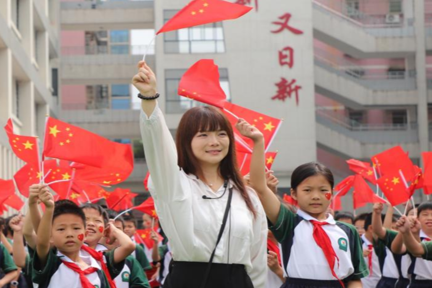 衡阳蒸湘区华新小学：向国旗敬礼 红歌传唱迎国庆