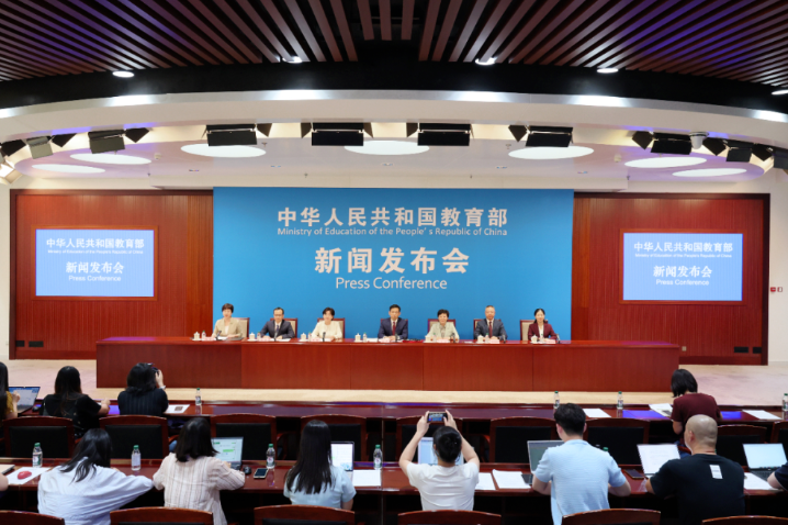 教育部发布会：多举措做实教师关爱与权益维护