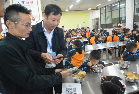 岳阳县：大手护小碗  家校同陪餐