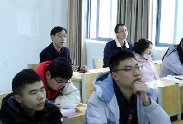 湖南工学院：深入课堂 师生共听“第一课”
