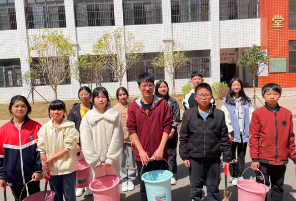 【新邵站】大新中学：举行“绿色校园 你我共建”志愿护树浇水活动
