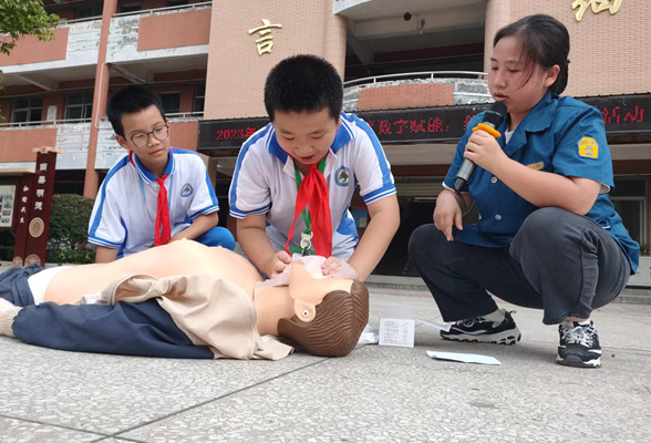 新晃兴隆小学：健康守护 “救”在身边