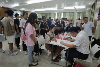 湖南城市学院：招聘企业“摆摊”亮岗，毕业生“逛街”择业