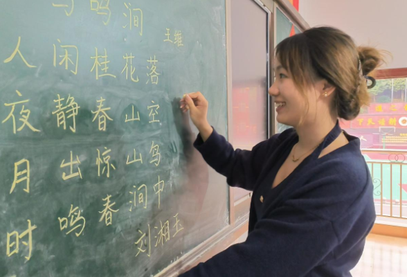双峰县文正学校：素养大赛展风采，青年教师绽芳华
