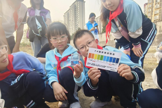 常德市育英德景园小学：河小青净滩护沅江