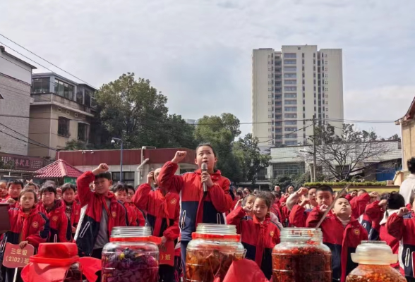 湘潭火炬学校红旗校区：品鉴传统美食 弘扬劳动精神