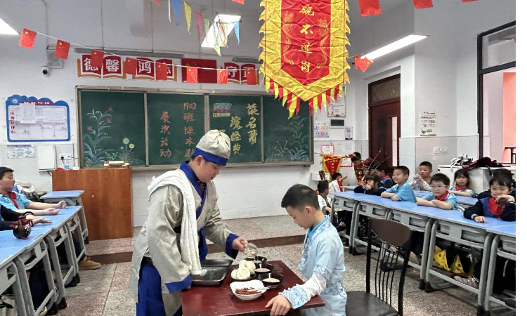 沅江市凌云塔学校：读名著，演经典，展风采