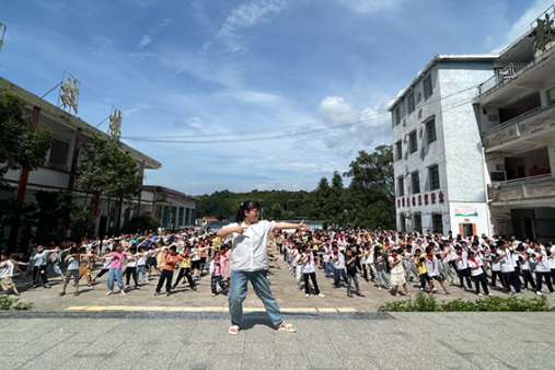 【衡阳县站】关市镇盘石完小：传承中医药，起舞八段锦