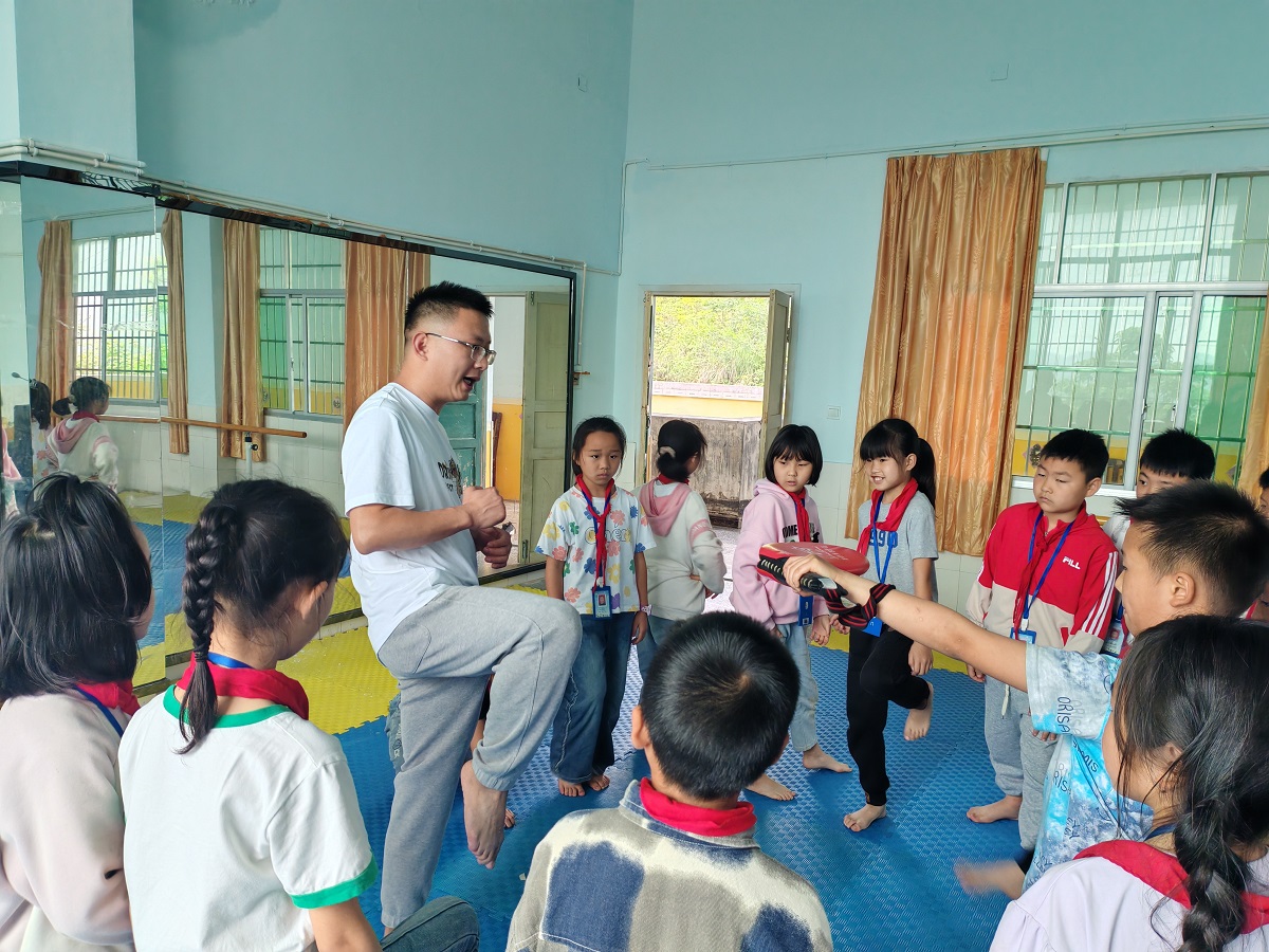 专访6：龙达宇老师给孩子们上跆拳道课.jpg