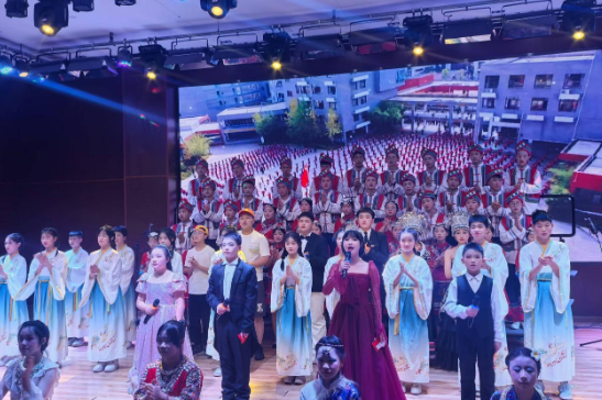 【新晃站】思源实验学校：“携手同行，逐梦未来”庆元旦文艺汇演举行