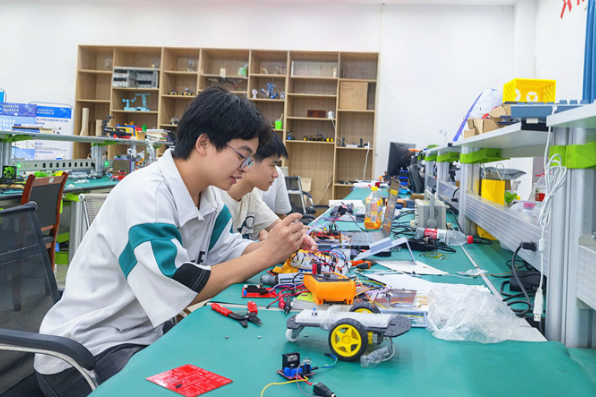 将晚自习的书桌搬进实验室 湖南交通工程学院学子点燃创新火种