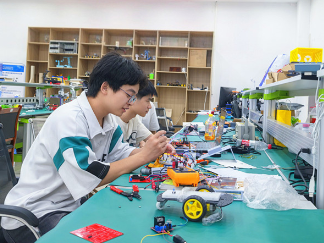 将晚自习的书桌搬进实验室 湖南交通工程学院学子点燃创新火种