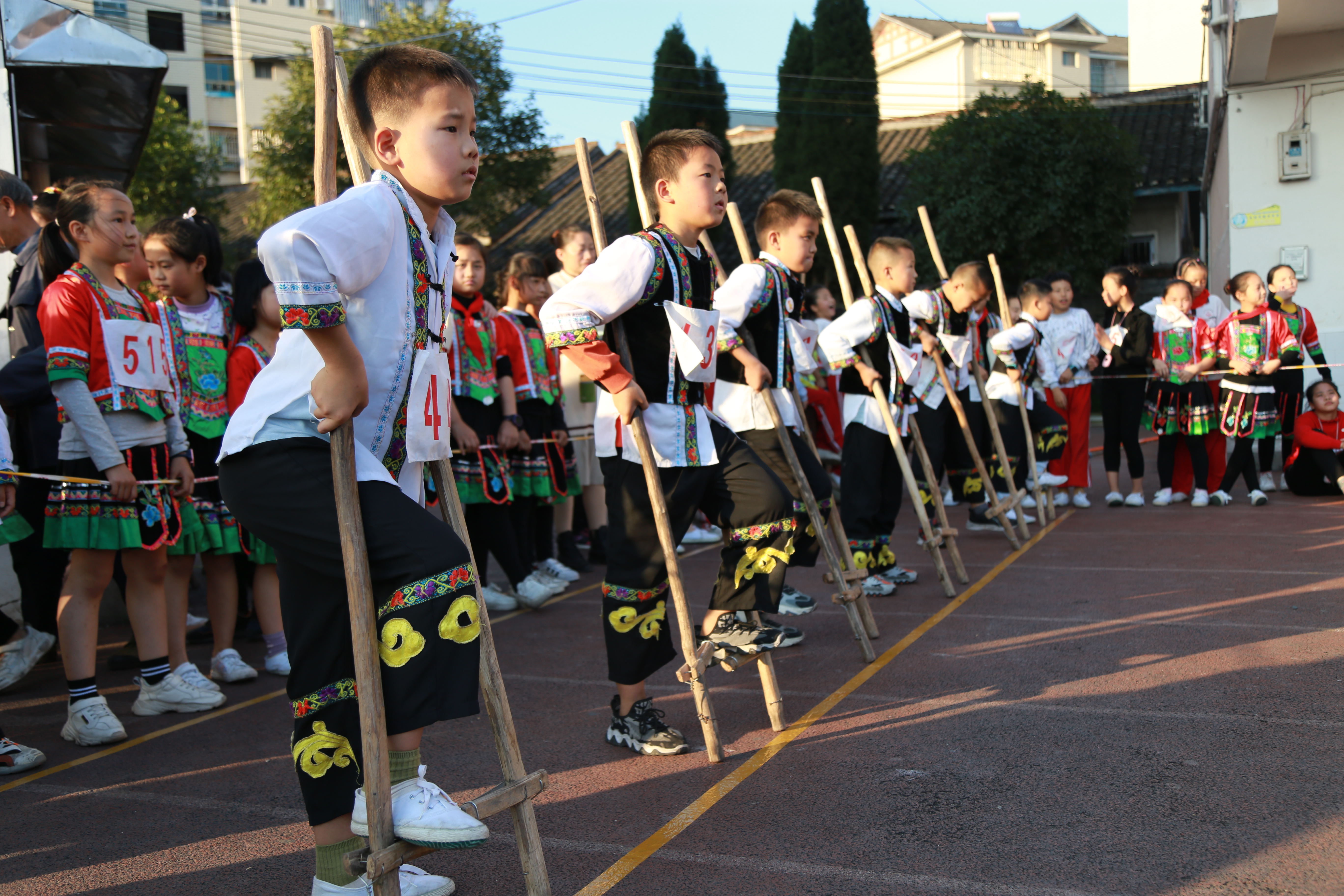 图2：芷江侗族自治县三里坪小学侗族“踩高跷”特色课程（杨波摄）.JPG