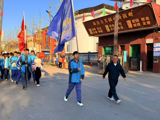 临湘市第六中学：徒步廿一公里 砺志青春之歌