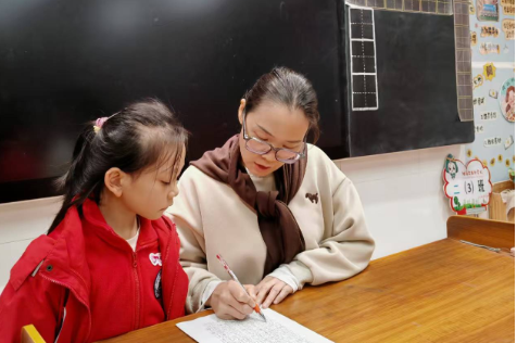 立德树人 躬耕教坛 | 汨罗市正则学校余艳：构筑“向日葵王国”