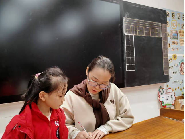 立德树人 躬耕教坛 | 汨罗市正则学校余艳：构筑“向日葵王国”