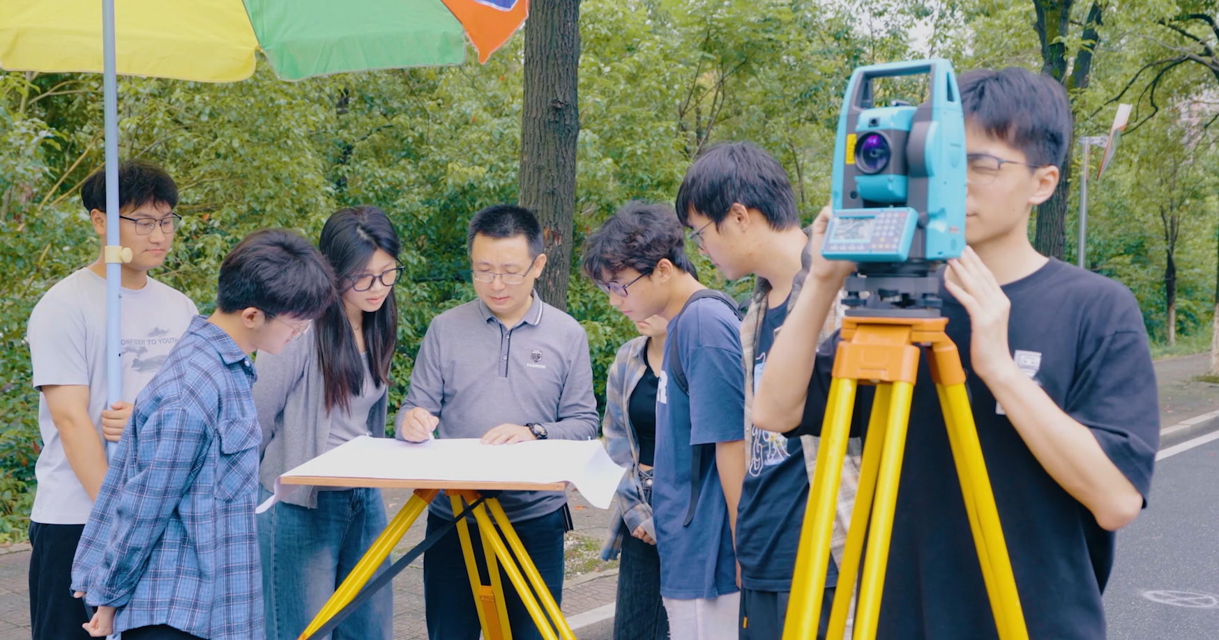 教师指导学生实地勘测.jpg