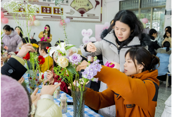 【耒阳站】实验小学金杯塘分校：指尖绽芳华，师心映花语