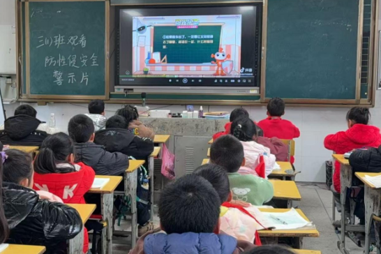 洪江市：阳光护蕾 护“未”成长