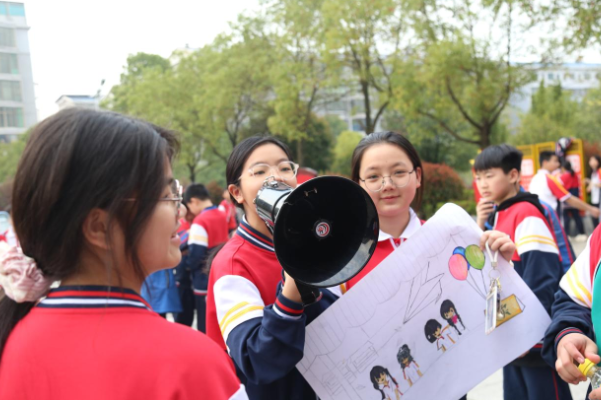 【衡南县站】衡南一中云集校区：举行学生义卖会
