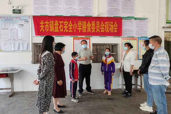 【衡阳县站】盘石完小：现场察看校园餐，委员连赞“很满意”