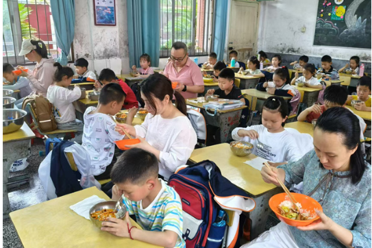 新晃兴隆小学：家校共筑膳食安全防线