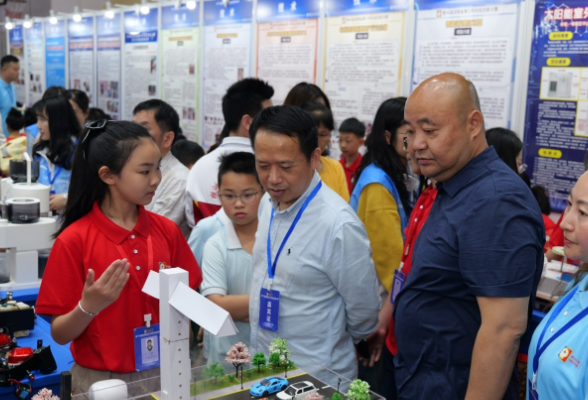 湘潭火炬学校学子刘晨萱斩获省科创大赛五项大奖 智慧交通发明引关注