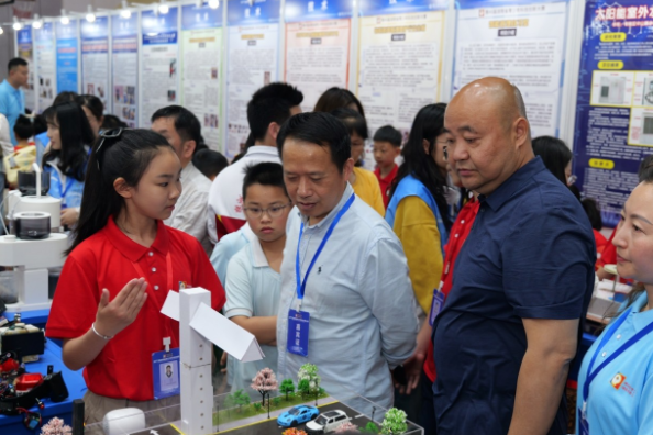 湘潭火炬学校学子刘晨萱斩获省科创大赛五项大奖 智慧交通发明引关注