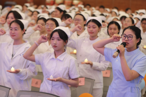 南华大学：授帽传灯庆祝护士节