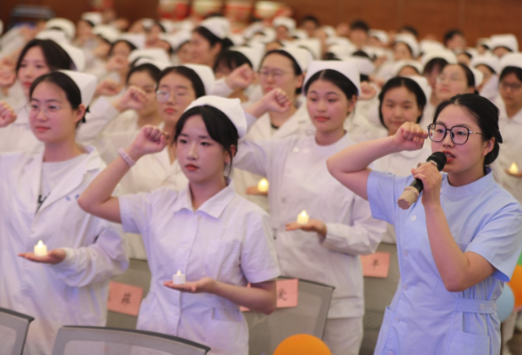 南华大学：授帽传灯庆祝护士节