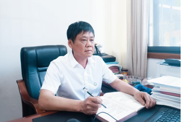 曾革：时光无言，奏响教育坚守与奉献的热血华章