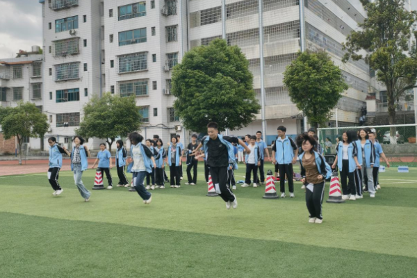 绥宁县民族中学：气球爆破声里的青春释然