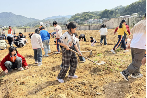 安化县长塘镇大荣学校：“阅读+劳动”为留守孩子赋能
