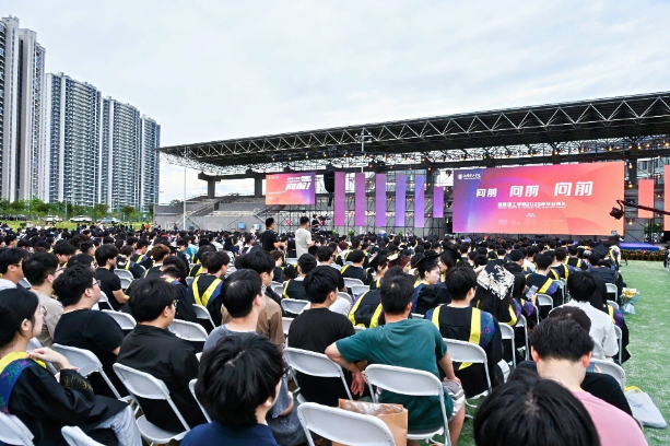 湘潭理工学院：2025年毕业典礼举行，“硬核校长”5小时为近3000“弟子”逐一拨穗！