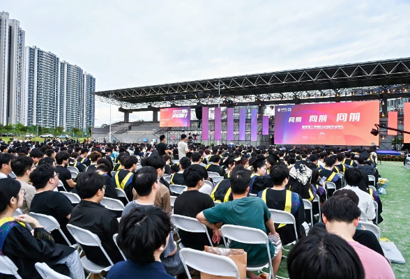 湘潭理工学院：2025年毕业典礼举行，“硬核校长”5小时为近3000“弟子”逐一拨穗！