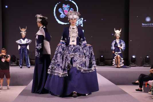 2025湖南大学生时尚设计周闭幕大秀 湖南女子学院以“非遗+科技”解构湖湘文化美学