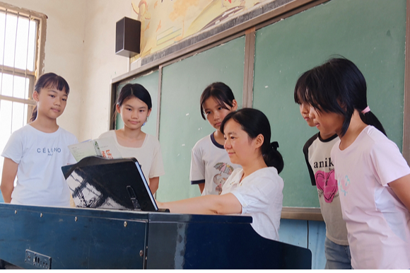 张欣欣：音乐润心田 育人细无声