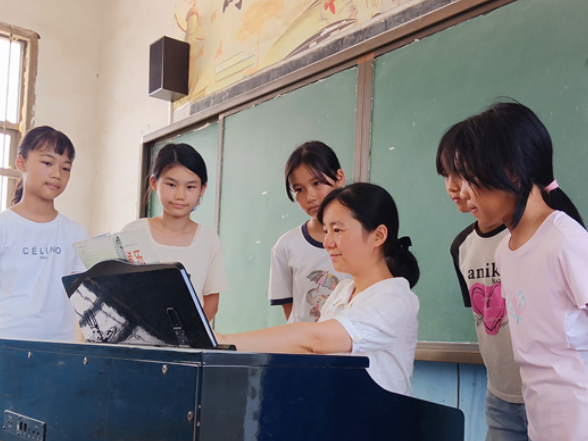 张欣欣：音乐润心田 育人细无声