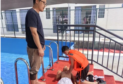 桑植芙蓉学校：泳池首开课，乐享“安全第一课”